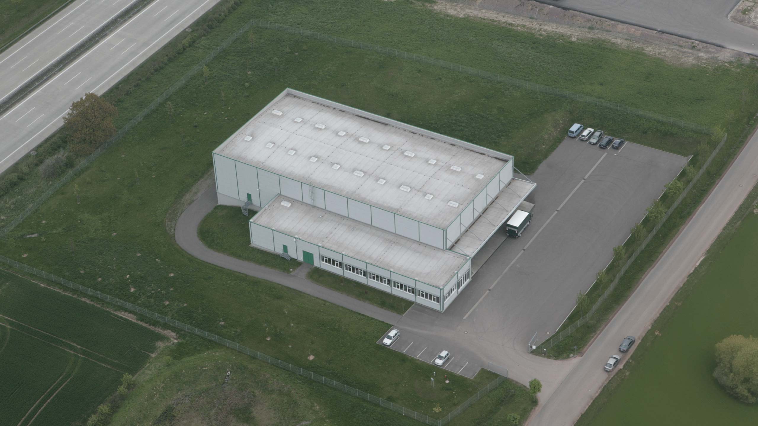 Eine Luftaufnahme des Unternehmensgebäudes vom Standort Wilsdruff.